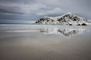 Reflectie bij Skagsanden Beach van Julia Schellig