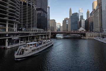 rondvaartboot op de rivier in Chicago met skyline