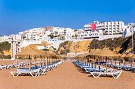 Rows of beach umbrellas with apartments on coast at Albufeira in Portugal par Ben Schonewille Aperçu