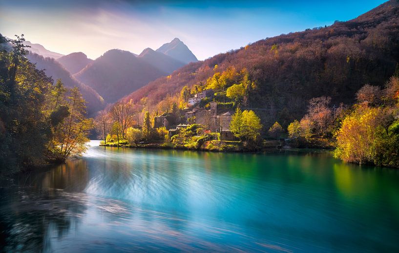 Das Dorf Isola Santa und der See im Herbst. Italien von Stefano Orazzini