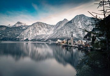 Lake Hallstatt with the Alps in the background in Austria by Patrick Groß
