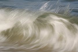 An incoming wave by Ronald Pol