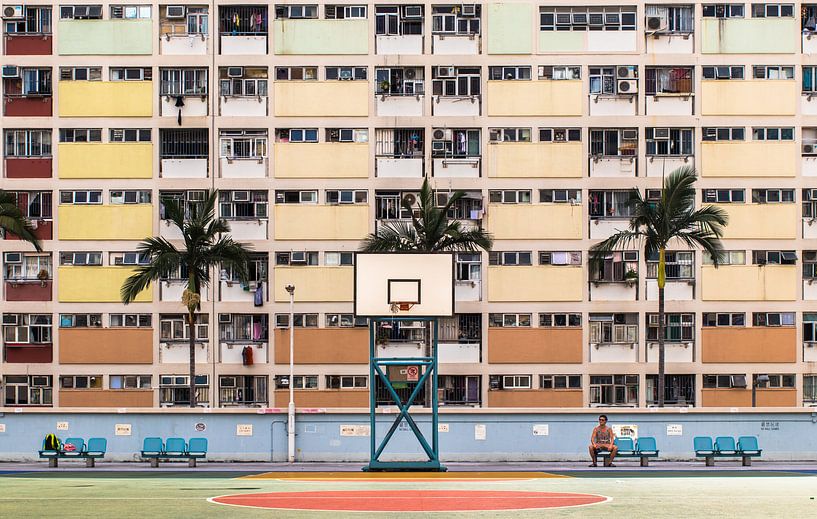 Gratte-ciel aux couleurs de l'arc-en-ciel à Hong Kong (Chine). par Claudio Duarte