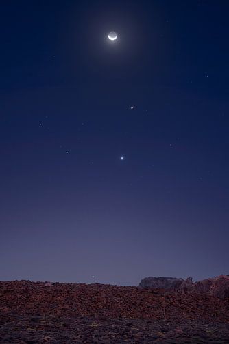 Atemberaubende Planetenkonstellation erhellt den Nachthimmel über Tener von PhotoCluster