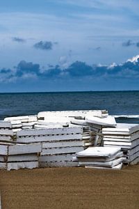 Bild mit weißem Belag am Strand.