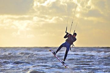 Kitesurfer sur la mer du Nord près de Noordwijk sur Ans Houben