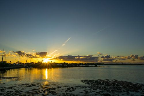USA, Floride, ciel brûlant orange, coucher de soleil se reflétant dans l'océan