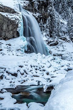 Waterval in de sneeuw