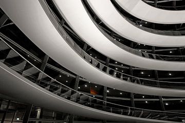 La nuit dans le dôme du Reichstag à Berlin