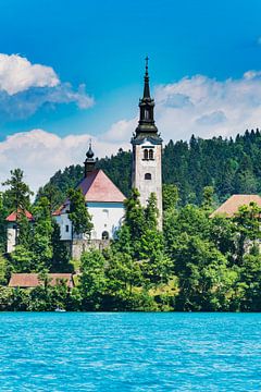 De Onze-Lieve-Vrouwekerk in het meer van Bled, Slovenië