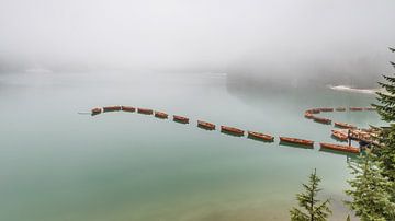 Lago di Braies dans les Dolomites. sur Menno Schaefer