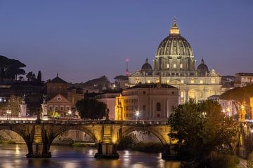Uitzicht over de Tiber naar de Sint-Pietersbasiliek in Rome van t.ART