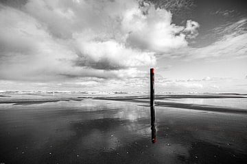 Strandpaal op het strand van Foto van Anno