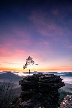 Voor zonsopgang op een rots met kruis en boom van Fotos by Jan Wehnert