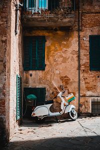 Scooter in de Italiaanse straatjes van Dayenne van Peperstraten