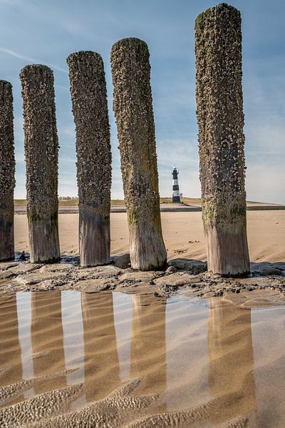 Phare entre brise-lames par Albert Mendelewski