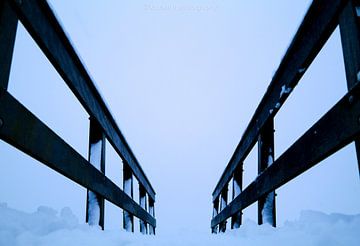 Laag perspectief van een besneeuwde brug van Double u photography