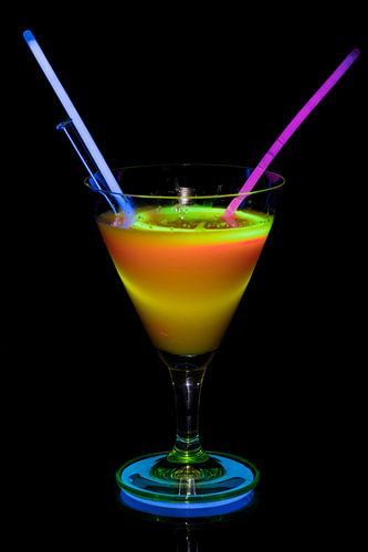 Cocktailglas met neonlicht