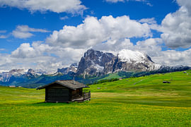 Panorama der Seiser Alm oder Alpe di Siusi in den Dolomiten im Frühling von Sjoerd van der Wal Fotografie