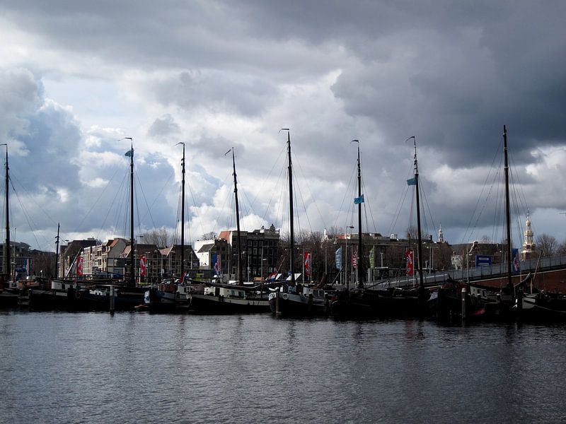 Schepen in Amsterdam van Rietje van der Meer