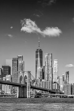 NYC Brooklyn Bridge & Wolkenkratzer - Monochrom von Melanie Viola