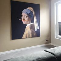 Kundenfoto: Mädchen mit einem Perlenohrring mit einem Bleistift unter der Nase von Maarten Knops, als art frame