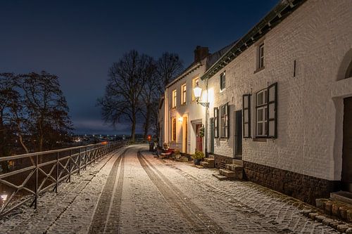Elsloo in de avond in de winter met sneeuw