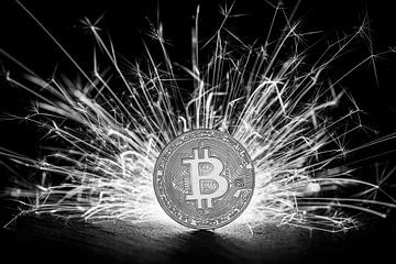 Vonken vliegen achter Bitcoin van Roland Brack