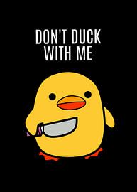 Eine niedliche, minimalistische Zeichnung eines gelben Entleins, das ein scharfes Messer in der Hand hält. Vor einem schlichten weißen Hintergrund steht über der Figur in fetter Schrift der Text „ "DON'T DUCK WITH ME" “ – ein witziges Wortspiel. von John Dan