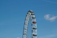 London Eye met strak blauwe lucht.