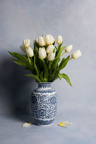 Modernes Stillleben mit weißen Tulpen in einer Vase im Delfter Blau-Stil von John van de Gazelle fotografie