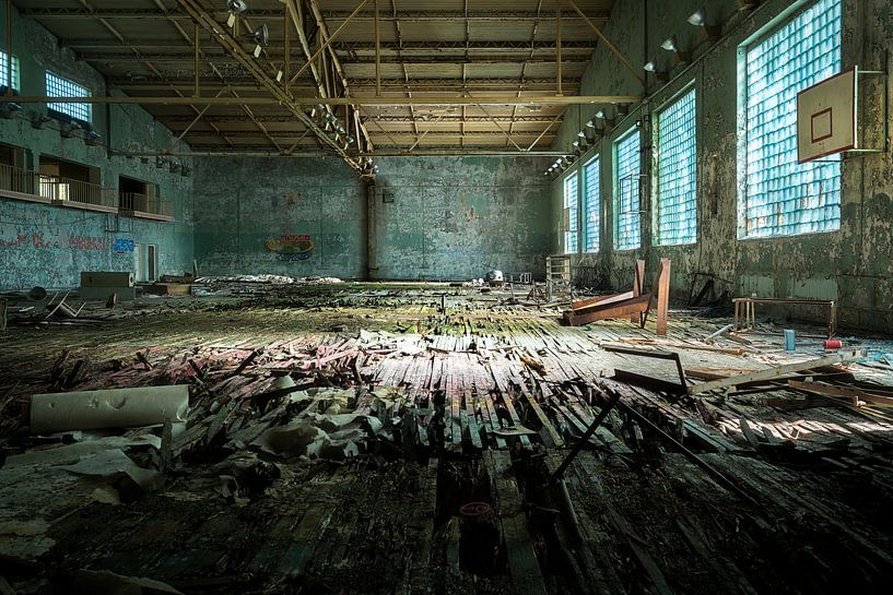 Verlassene Turnhalle. von Roman Robroek – Fotos verlassener Gebäude