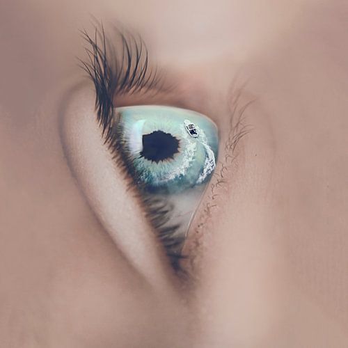 Beeldmanipulatie van een Blauw Oog met Motorboot – Verbeelding en Realiteit Samengevoegd