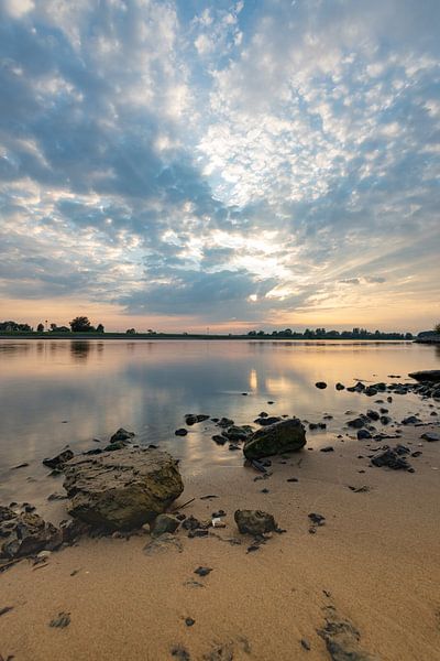 als de zon ondergaat aan de rivier de IJssel by Michel Knikker