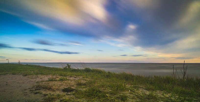 Küstentraum in Bewegung – Himmel über dem stillen Meer von Fototante