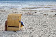 Strandkorb mit Krücken daran gelehnt im Sand am Meer, Sommerurlaub von Menschen mit besonderen Bedür von Maren Winter Miniaturansicht