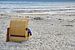 strandstoel met krukken die ertegen leunt in het zand bij de zee, zomervakantie van mensen met speci van Maren Winter