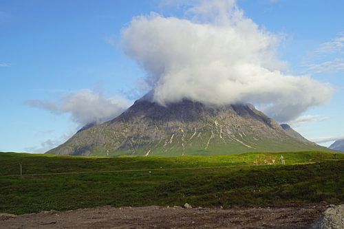 Mistwafels over de berg in Glen Coe in Schotland.