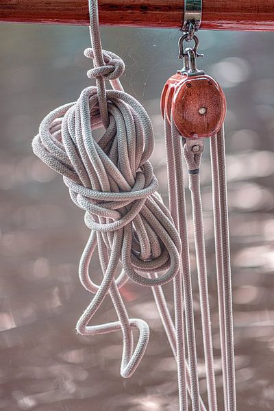 Schiffsrolle und gefaltetes Seil am Bugspriet von Harrie Muis