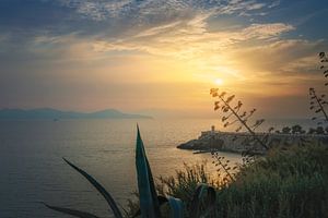 Blick auf die Piazza Bovio bei Sonnenuntergang, Piombino, Italien
