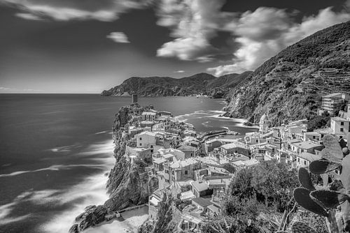 Vernazza in de Cinque Terre in Italië in zwart-wit.