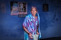 Indiaanse vrouw in een blauwe sari tegen een blauwe achtergrond in Varanasi India van Wout Kok thumbnail