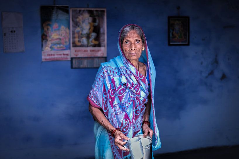 Femme indienne dans un sari bleu sur un fond bleu à Varanasi, en Inde. par Wout Kok