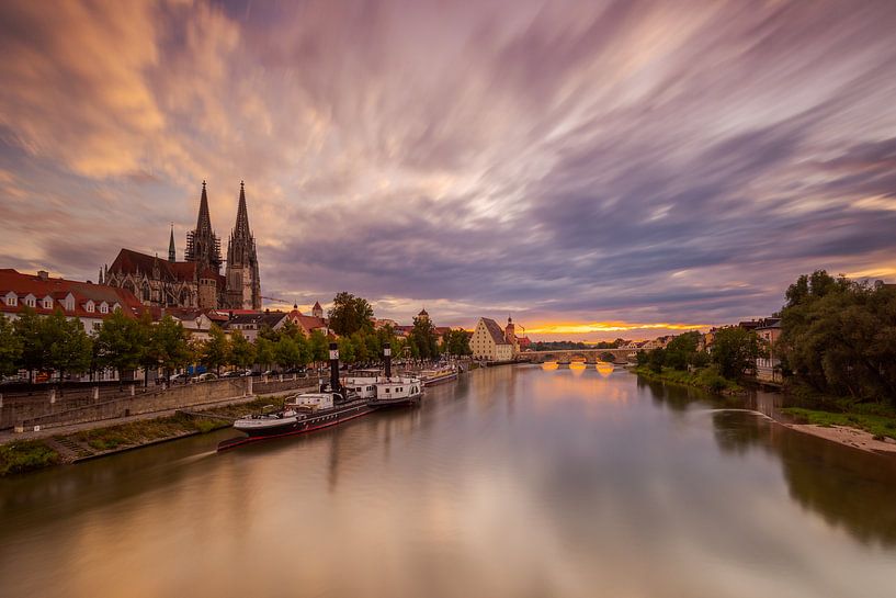 Vue sur Ratisbonne avec la cathédrale, Salzstadel et Steinerner Brücke le soir avec des nuages en mo par Robert Ruidl