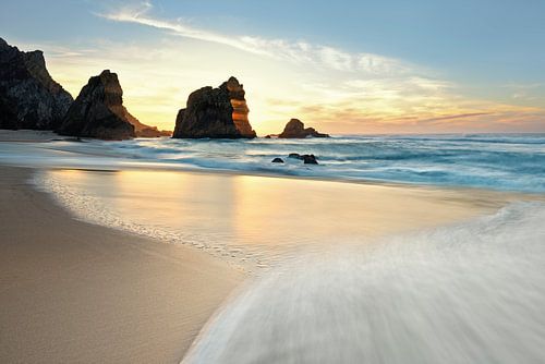 Zonsondergang bij Praia da Ursa - prachtig Portugal van Rolf Schnepp