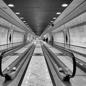 Monte Carlo, Monaco, station, roltrappen, zwartwit foto, symmetrie van Emile Bosch