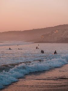 Surfeurs au coucher du soleil
