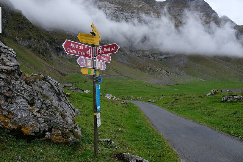 Wegweiser in den Bergen nach Appenzell von Idema Media