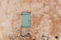 Fenêtre fermée avec des volets verts dans une vieille maison rurale en terre cuite en France par Dina Dankers Aperçu