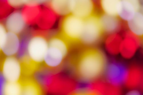 Abstracte kerstachtergrond met onscherpe kerstboomballen